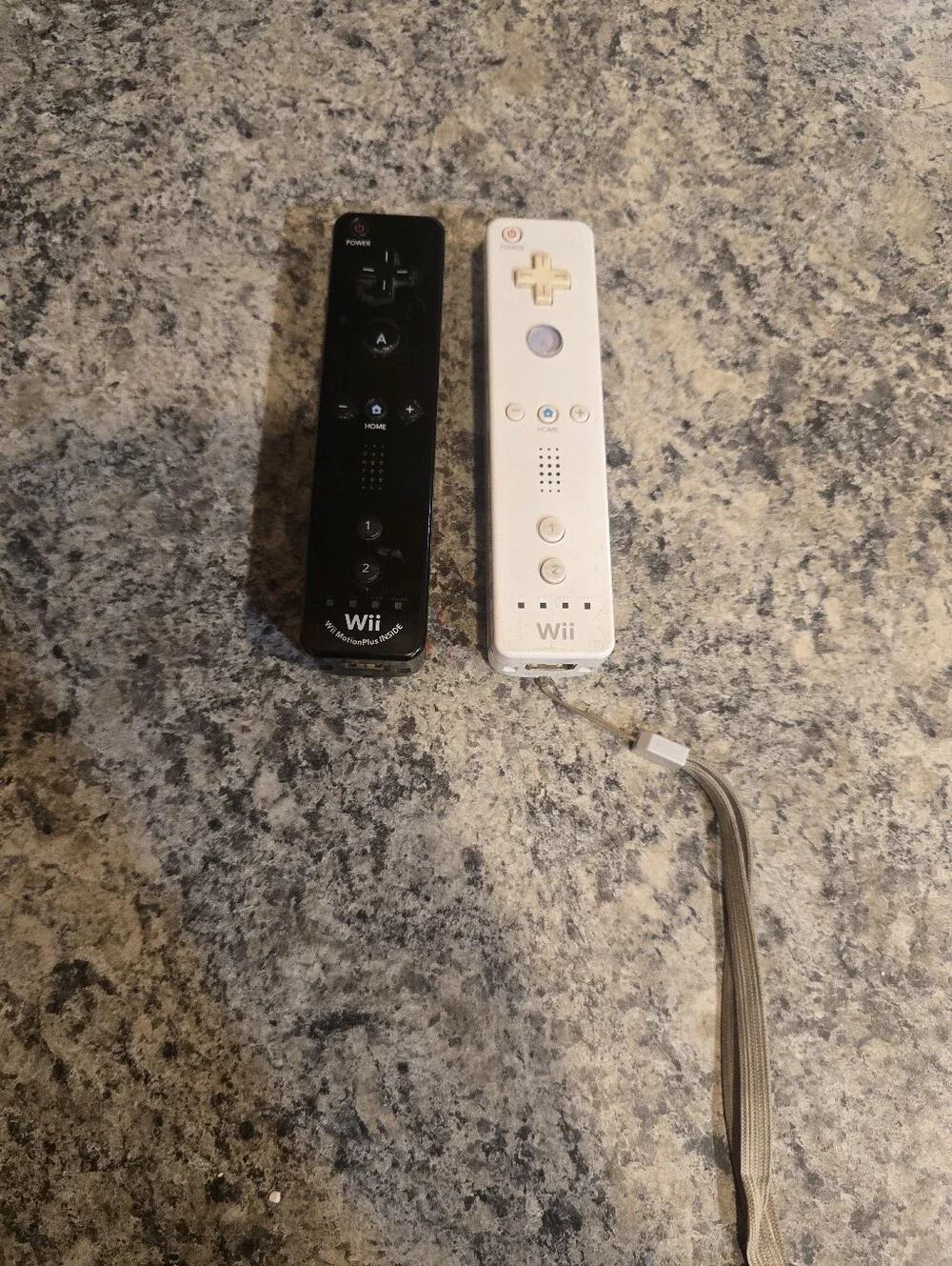 Nintendo Wii Lot Of 2 Controllers Parts Only (1 Black/ 1 White) Not Working